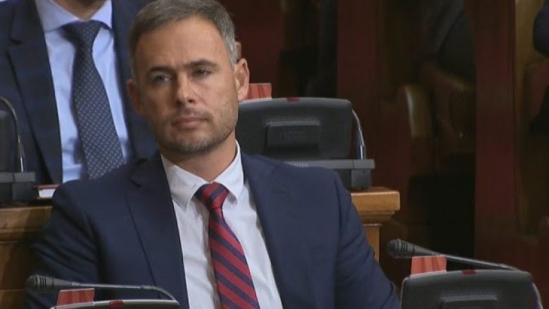 Deputeti serb ia thotë në sy Vuçiqit: Serbët e Kosovës po kërcënohen dhe maltretohen nga Radoiçiqi