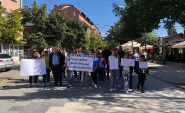 Nxënësit dhe prindërit e Pejës përmes një marshi kërkojnë që nesër të nis mësimi