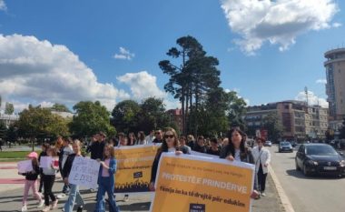 Me moton “As me Sindikatë, as me Qeveri, veç me Fëmijë”, u protestua sot në Gjakovë