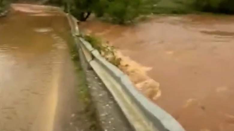 Reshjet e shiut shkatërruan 22 ura, kryebashkiaku i Tropojës: Duhet ndërhyrje emergjente