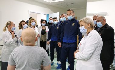 Futbollistët e Kosovës me gjest të madh, vizitojnë fëmijët e prekur me kancer dhe i shpërndajnë dhurata