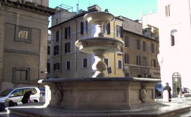 Turisti amerikan gjobitet me 450 euro pasi u pa duke ngrënë dhe pirë ndërsa ishte ulur në anë të një shatërvani në Romë