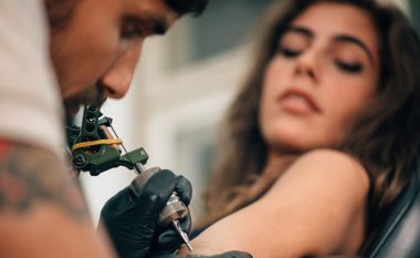 Artistja kanadeze e tatuazheve shpjegon pse nuk duhet që ta bëni tatuazh emrin e fëmijës suaj