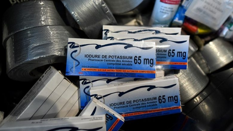 Finlanda i bën thirrje të rinjve nën moshën 40-vjeçare të blejnë tableta jodi, barnatoret për pak orë mbesin pa to  