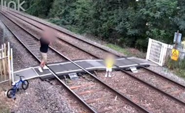 Shpërqendrohet duke biseduar në telefon, djali i vogël i britanikut shëtitet nëpër binarë të trenit