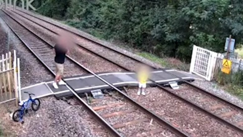 Shpërqendrohet duke biseduar në telefon, djali i vogël i britanikut shëtitet nëpër binarë të trenit