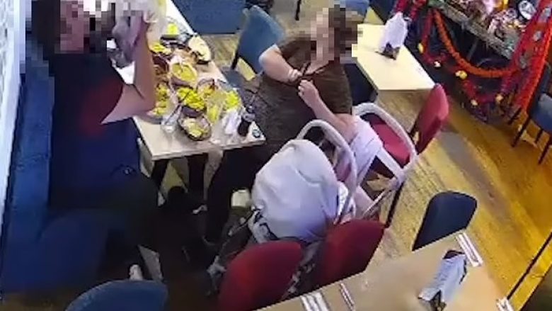 Për të mos e paguar ushqimin që e kishin ngrënë, familja britanike vendosë plastikë në pjatë – por kamerat e sigurisë filmuan gjithçka