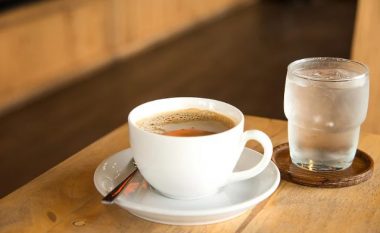 A e dini pse kafeja shërbehet edhe më një gotë ujë?