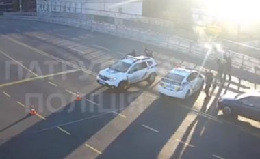 Momenti kur policët ukrainas shtien me pushkë automatike mbi dronin iranian në Kiev