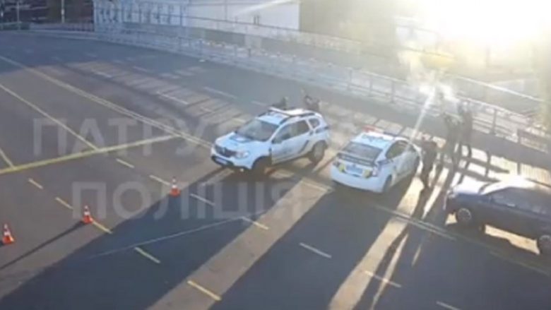 Momenti kur policët ukrainas shtien me pushkë automatike mbi dronin iranian në Kiev