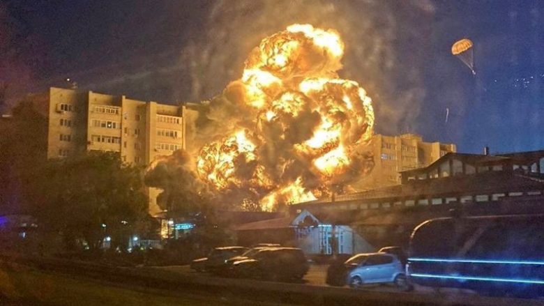 Rrëzohet një aeroplan luftarak rus mbi një ndërtesë kolektive në qytetin rus Jejsk – objekti përfshihet nga zjarri