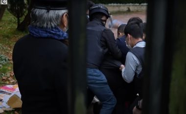 Protestuesi në Britani futet në oborrin e konsullatës kineze dhe rrahet brutalisht – ndërhyn policia për ta vënë nën kontroll situatën