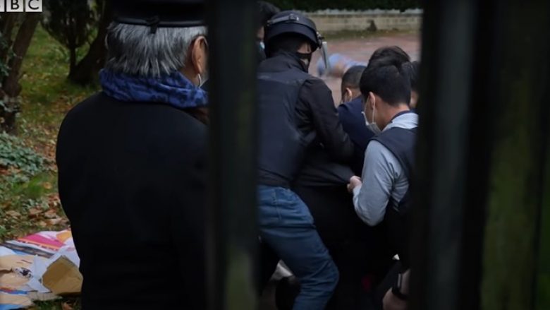 Protestuesi në Britani futet në oborrin e konsullatës kineze dhe rrahet brutalisht – ndërhyn policia për ta vënë nën kontroll situatën