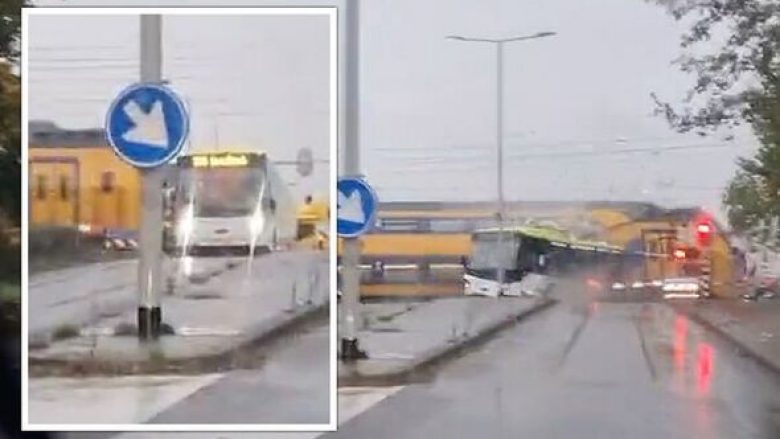 Autobusi i zbrazët mbetet në mes të binarëve, treni me pasagjerë e godet dhe e ndan në dysh – kalimtari filmon momentin e tmerrshëm në Holandë