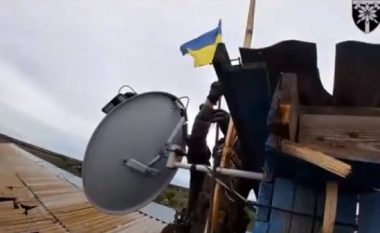Ushtarët ukrainas e ngritin flamurin verdhë e kaltër edhe në një qytet tjetër, që ishte nën kontrollin e rusëve  