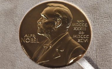 Tre shkencëtarë ndajnë Çmimin Nobel në Fizikë