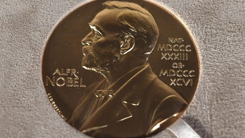 Tre shkencëtarë ndajnë Çmimin Nobel në Fizikë