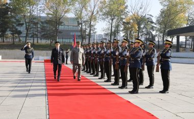 Shefi i Shtabit të Forcave të Armatosura të Shqipërisë pritet me nderimet më të larta ushtarake në Kosovë