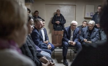 Pas aktivizimit të alarmit që paralajmëron sulmet ajrore, presidenti gjerman gjatë vizitës në Ukrainë qëndroi në strehimore duke diskutuar me banorët lokalë