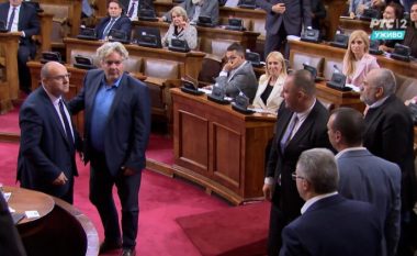 Në Kuvendin e Serbisë për pak sa nuk u konfrontuan fizikisht dy deputetë