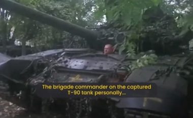 Ukrainasit sekuestrojnë edhe një tank të ushtrisë ruse, koloneli i Kievit filmohet duke e vozitur