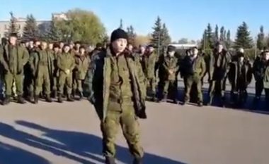 Video e rrallë e rusëve të pakënaqur që janë mobilizuar: A do të na paguajnë?