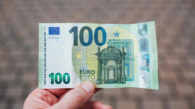 Paratë 100 dhe 2 euroshe më të falsifikuarat në Kosovë, eksperti tregon si t’i vëreni ato