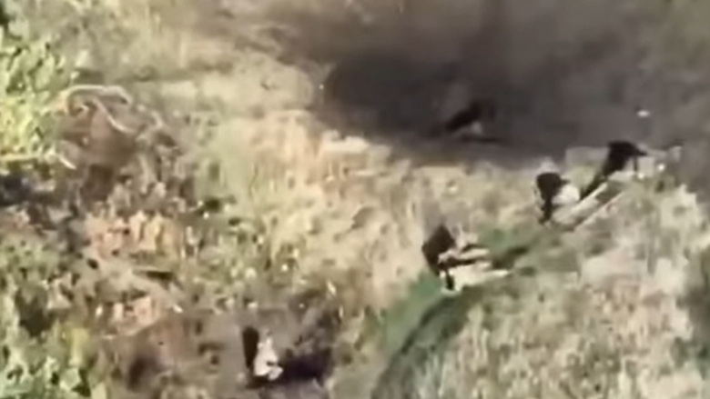 Pamjet tregojnë ushtarët rusë që goditen nga një mjet shpërthyes, njëri arrin të arratiset derisa pesë mbesin të ngujuar