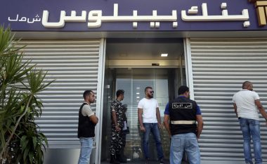 Libanezët hyjnë dhunshëm në banka dhe tërheqin me forcë paratë e tyre