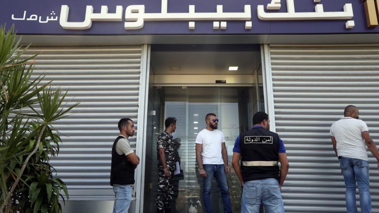 Libanezët hyjnë dhunshëm në banka dhe tërheqin me forcë paratë e tyre
