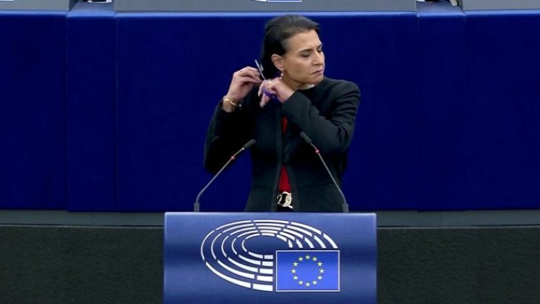 Eurodeputetja suedeze preu flokët në Parlamentin Evropian, solidarizohet me gratë iraniane