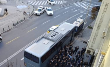 Tifozët grekë shkaktojnë incident në qendër të Shkupit