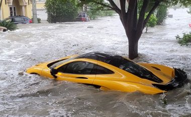 Uragani Ian në Florida, një burri ia shkatërron dy veturat e shtrenjta – McLaren P1 dhe Rolls-Royce Phantom