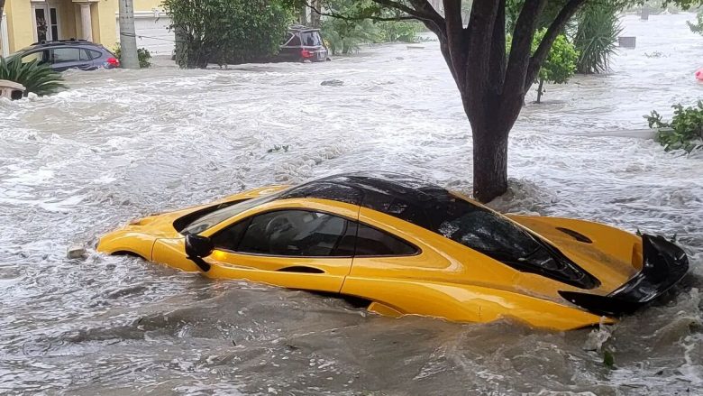 Uragani Ian në Florida, një burri ia shkatërron dy veturat e shtrenjta – McLaren P1 dhe Rolls-Royce Phantom