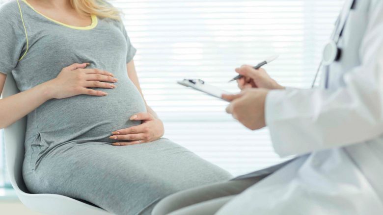 Çfarë mund të rrisë rrezikun e shfaqjes së autizmit te bebja gjatë shtatzënisë