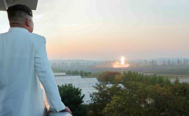 Koreja e Veriut thotë se testet e raketave janë “praktikë për sulme bërthamore taktike” ndaj Koresë së Jugut