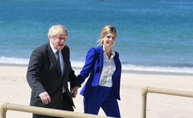 Johnson ndërpret pushimet në Karaibe – shtohen zërat se do të rikandidojë për postin e kryeministrit britanik