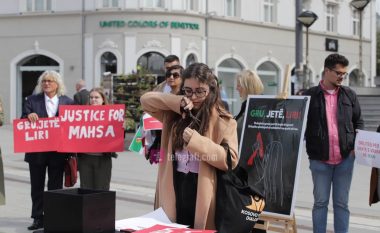 Gratë i presin flokët në sheshin e Prishtinës, solidarizohen me iranianet