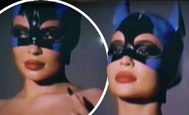 Kylie Jenner njofton një partneritet të ri kozmetik me “Batman” teksa pozon me maskën e personazhit të famshëm të filmave