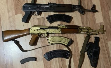 Arrestohen dy të mitur në Kllokot, policia u gjeti dy AK-47 në veturë