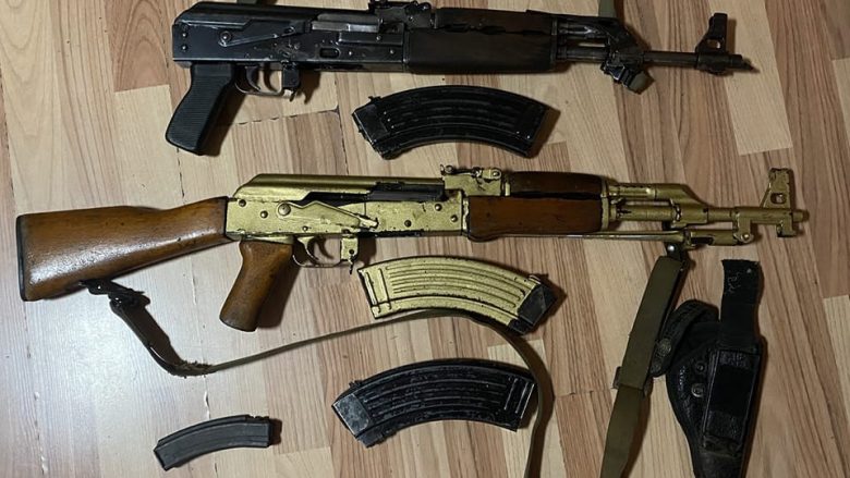 Arrestohen dy të mitur në Kllokot, policia u gjeti dy AK-47 në veturë