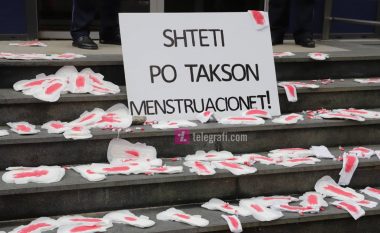 “Shteti po takson menstruacionet” – organizata “Qika” me aksion para Qeverisë