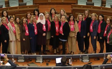 Deputetet në Kuvend shfaqen me fjongo rozë, simbolin ndërkombëtar të ndërgjegjësimit ndaj kancerit të gjirit