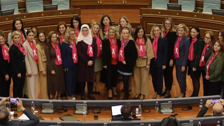 Deputetet në Kuvend shfaqen me fjongo rozë, simbolin ndërkombëtar të ndërgjegjësimit ndaj kancerit të gjirit