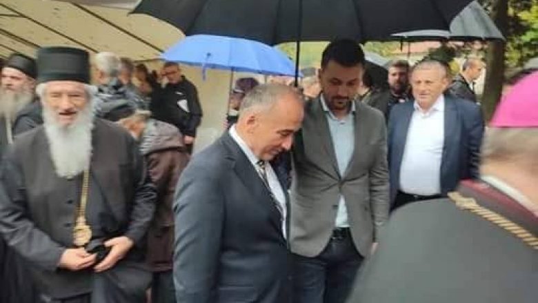I befason serbët dhe mediat e tyre, Muhaxheri i pranishën në shugurimin e patriarkut në Patrikanën e Pejës