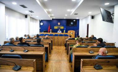 Dyshohet se dy asamblistë të LVV-së në Podujevë u përleshen mes vete – policia thotë se i intervistoi