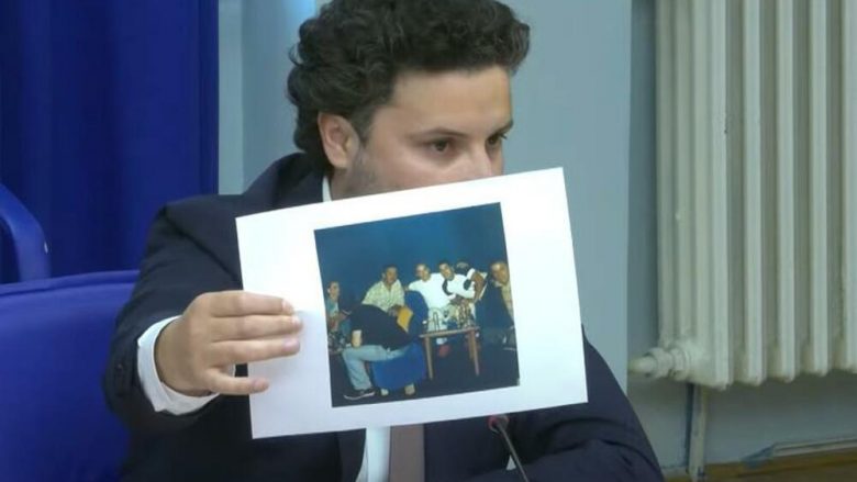 Abazoviq shfaq foto të Gjukanoviqit në shoqëri me disa kriminelë: Njerëzit duan përgjigje