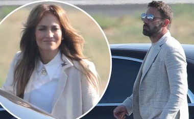 Jennifer Lopez duket elegante teksa shfaqet me bashkëshortin duke u nisur nga Los Angeles për një udhëtim me avion