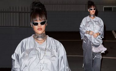 Rihanna shfaqet me shumë stil me një fanellë futbolli, ndërsa fotografohet rrugës për një studio muzikore