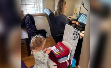 Një nënë shpërndau një foto të vajzës së saj duke e imituar atë në zyrën e shtëpisë
